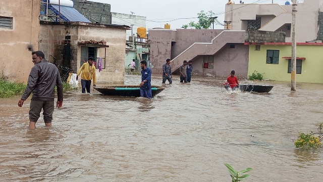 ಮಂಡ್ಯ | ಮಳೆ ಪ್ರವಾಹ ನಿಯಂತ್ರಣಕ್ಕೆ ಶಾಶ್ವತ ಪರಿಹಾರಕ್ಕೆ ಆಗ್ರಹ; ಡಿಸಿ ಕಚೇರಿ ಆವರಣದೊಳಗೆ ನುಗ್ಗಿದ ಪ್ರತಿಭಟನಾಕಾರರು