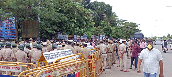 ಸುರತ್ಕಲ್ ಟೋಲ್ ಗೇಟ್ ವಿರುದ್ಧ ಪ್ರತಿಭಟನೆ ಆರಂಭ