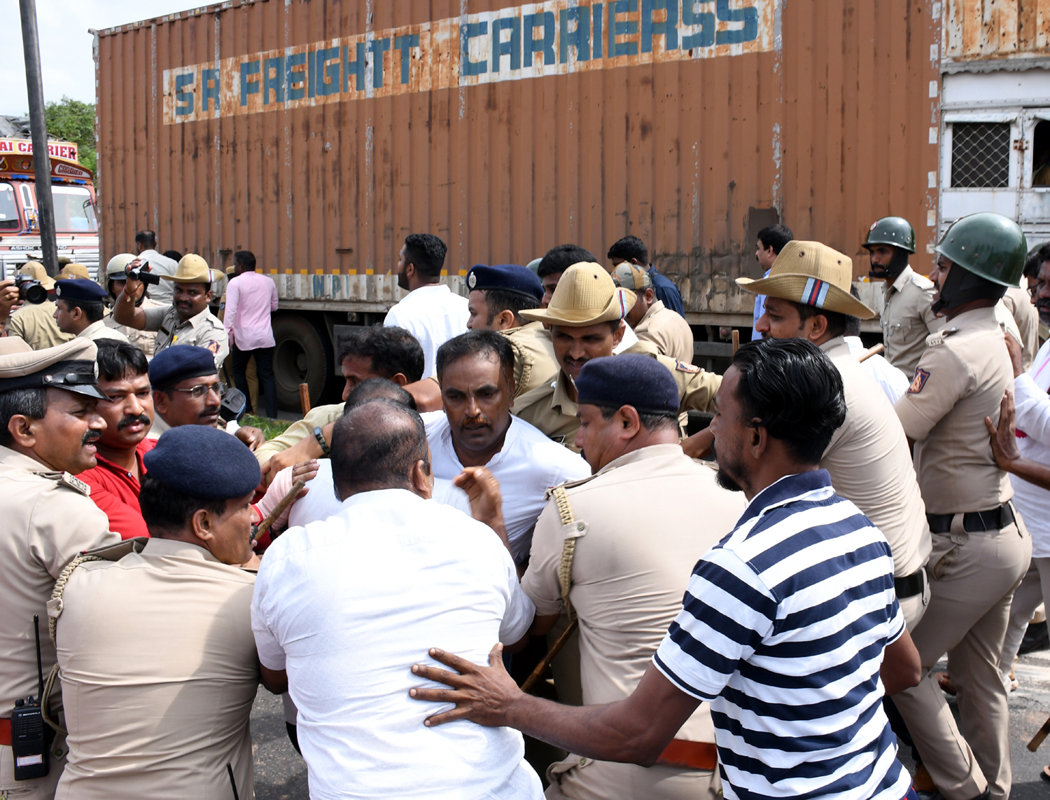 ಸುರತ್ಕಲ್ ಟೋಲ್ ಗೇಟ್ ಮುತ್ತಿಗೆ: ಪ್ರತಿಭಟನಾಕಾರರನ್ನು ವಶಕ್ಕೆ ಪಡೆದ ಪೊಲೀಸರು