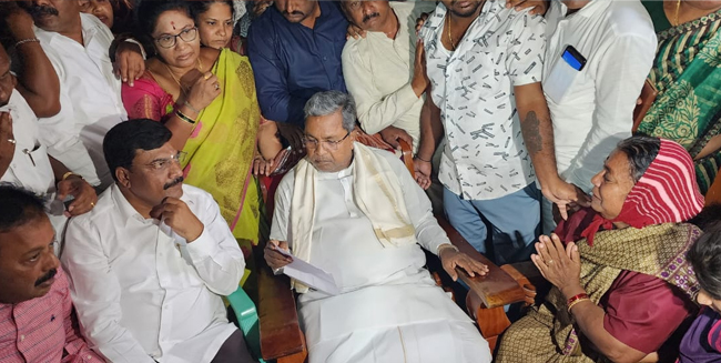 ಮಳವಳ್ಳಿ ಅತ್ಯಾಚಾರ, ಕೊಲೆ ಪ್ರಕರಣ: ಮೃತ ಬಾಲಕಿಯ ಮನೆಗೆ ವಿಪಕ್ಷ ನಾಯಕ ಸಿದ್ದರಾಮಯ್ಯ ಭೇಟಿ