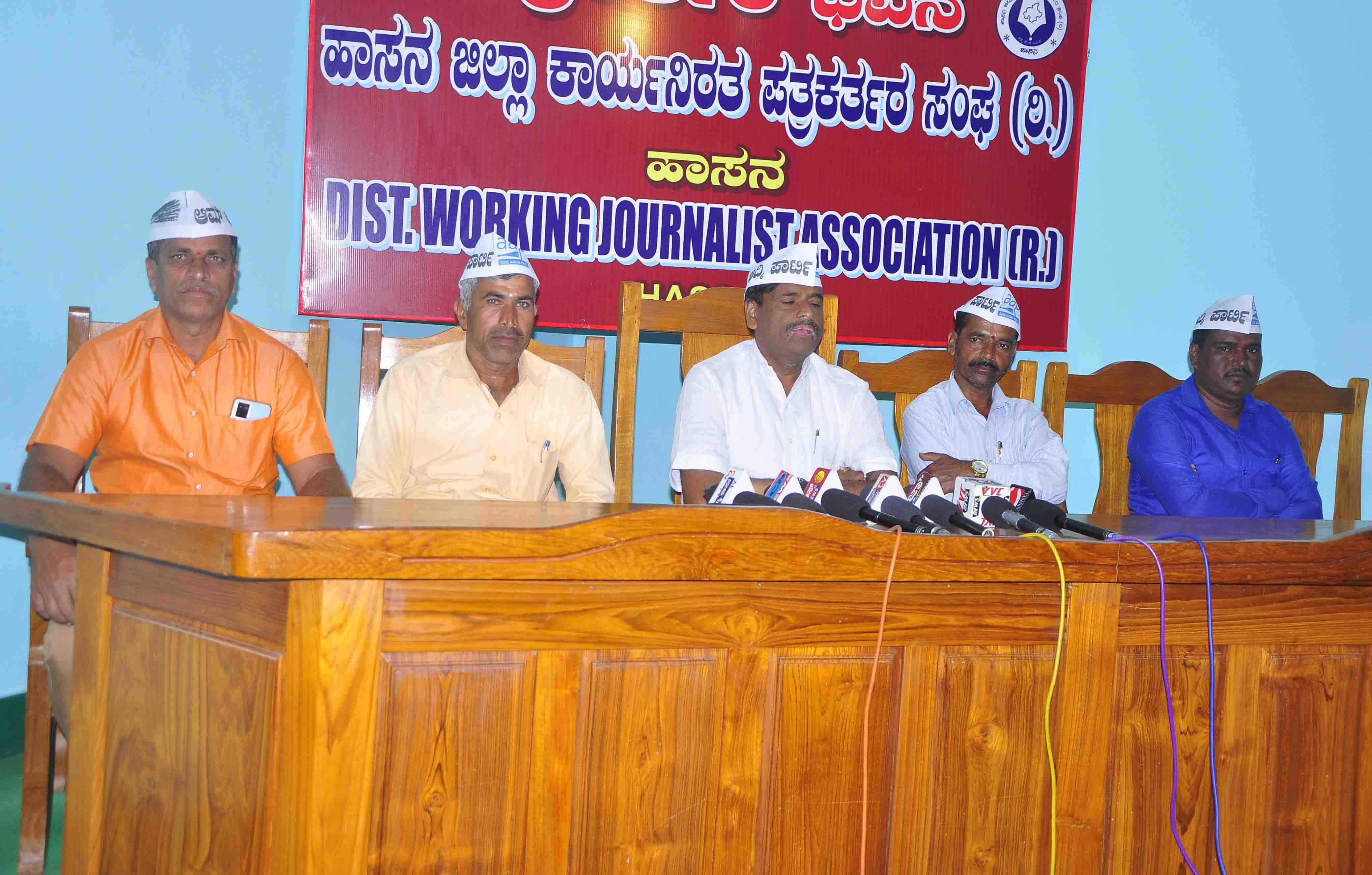 ಹಾಸನ | ದೇವಾಲಯದ ಆವರಣದಲ್ಲಿ ಸರಕಾರಿ ನೌಕರನಿಗೆ ಕಪಾಳ ಮೋಕ್ಷ ಮಾಡಿದ ಆರೋಪ: ಎಸಿ ವಿರುದ್ಧ ಕ್ರಮಕ್ಕೆ ಆಪ್ ಆಗ್ರಹ