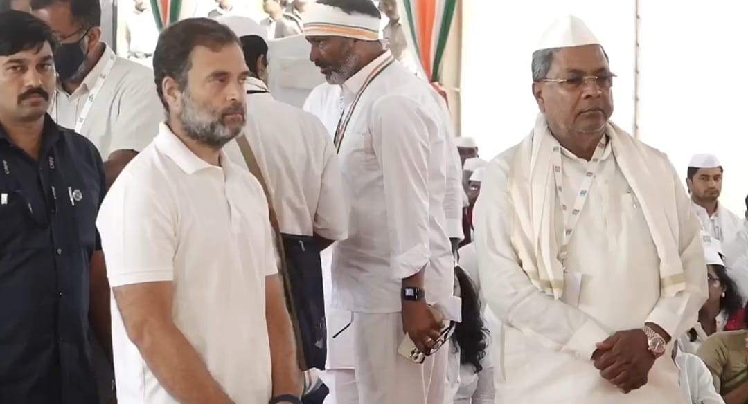 ಮೈಸೂರು: ಮಹಾತ್ಮ ಗಾಂಧಿ ಪುತ್ಥಳಿಗೆ ಗೌರವ ಸಲ್ಲಿಸಿದ ರಾಹುಲ್ ಗಾಂಧಿ, ಮಾಜಿ ಸಿಎಂ ಸಿದ್ದರಾಮಯ್ಯ