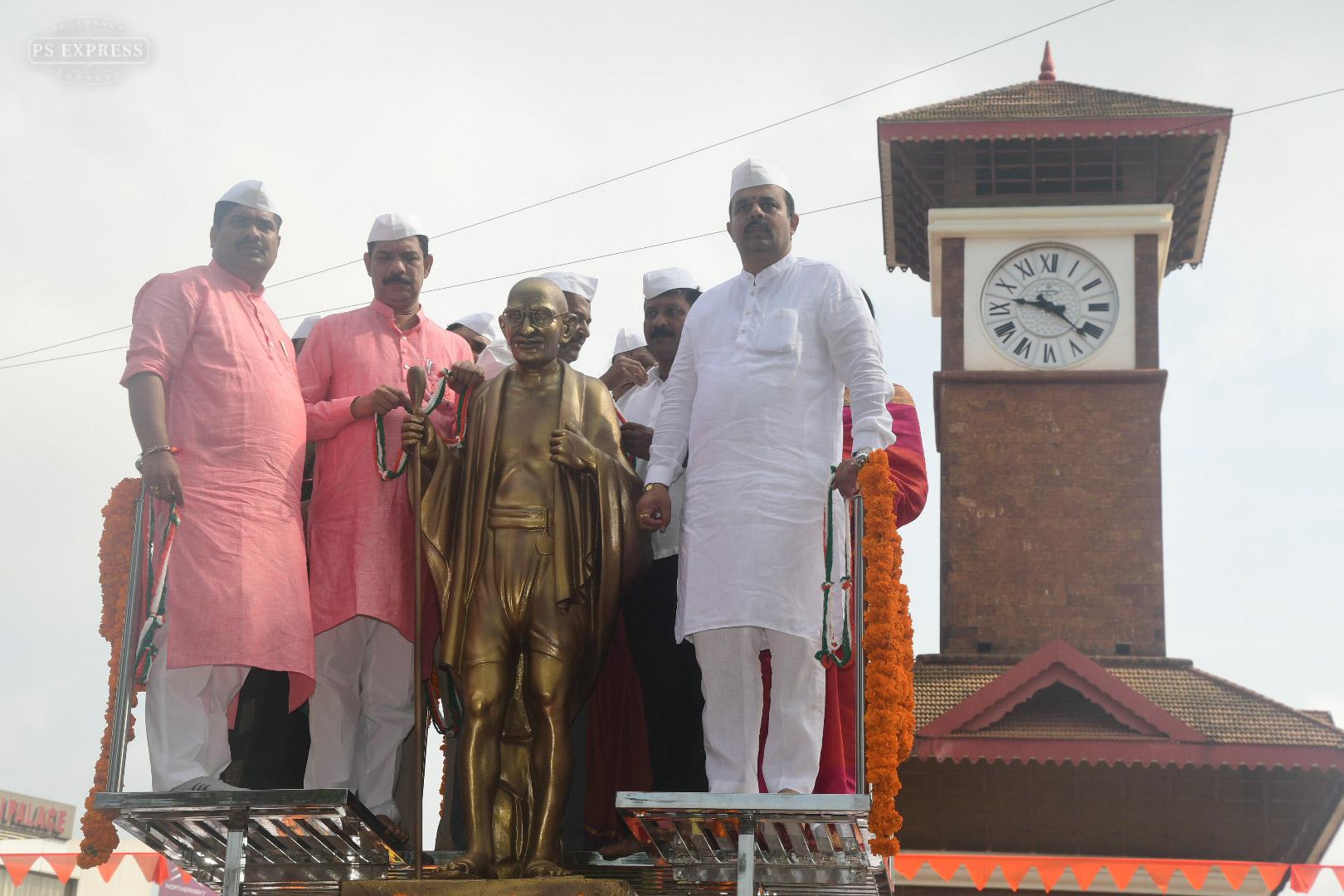 ಗಾಂಧಿ ಜಯಂತಿ: ಗಾಂಧಿ ಪ್ರತಿಮೆಗೆ ಮಾಲಾರ್ಪಣೆ