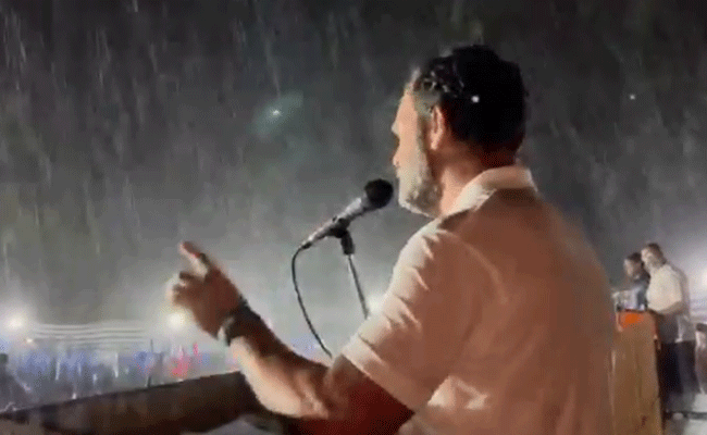 ಮೈಸೂರು: ಸುರಿಯುತ್ತಿದ್ದ ಮಳೆಯಲ್ಲೇ ರಾಹುಲ್‍ ಗಾಂಧಿ ಭಾಷಣ