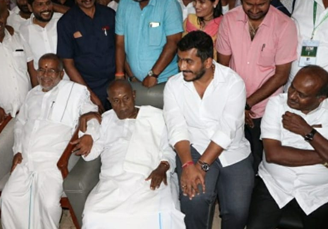 ಜಿಟಿಡಿ ನಿವಾಸಕ್ಕೆ ದಿಢೀರ್ ಭೇಟಿ ನೀಡಿದ ಜೆಡಿಎಸ್ ವರಿಷ್ಠ ಎಚ್.ಡಿ. ದೇವೇಗೌಡ