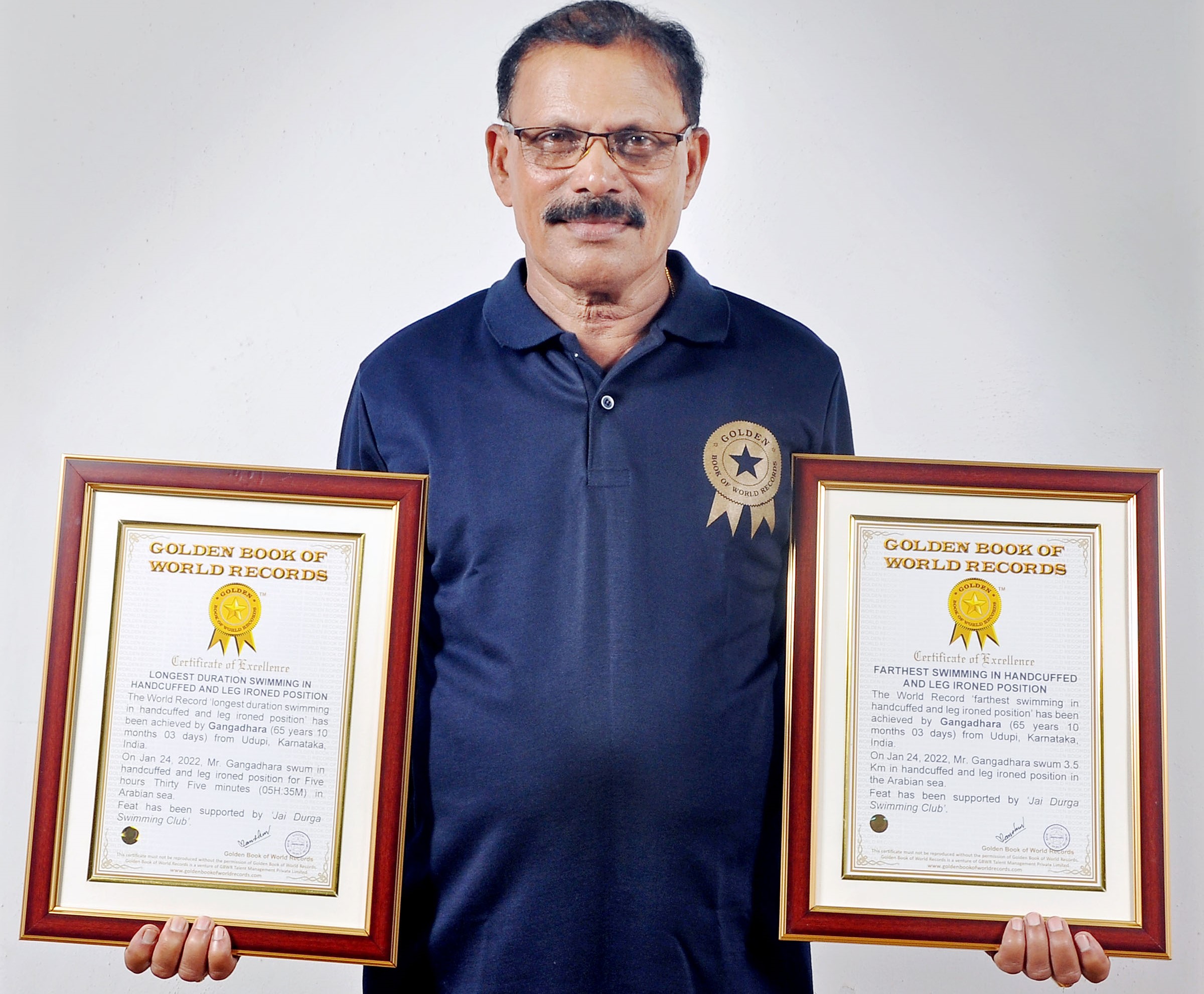 ಒಂದೇ ಬಾರಿಗೆ ಎರಡು ವಿಶ್ವದಾಖಲೆ: ಈಜುಪಟು ಗಂಗಾಧರ ಕಡೆಕಾರ್‌ಗೆ ಪ್ರಮಾಣಪತ್ರ ಹಸ್ತಾಂತರ