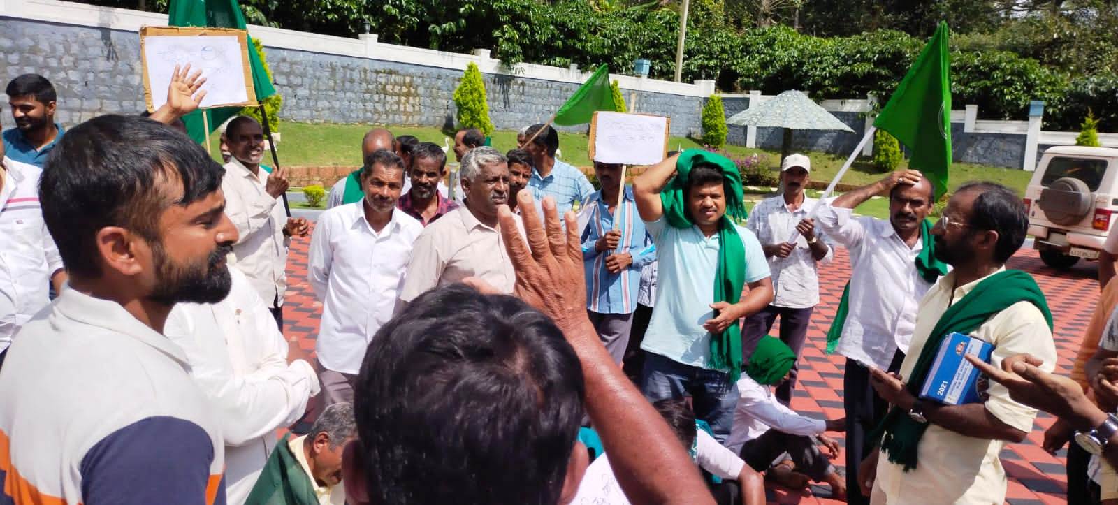 ಮೂಡಿಗೆರೆ | ರಸ್ತೆ ದುರಸ್ತಿಯ ಭರವಸೆ ಈಡೇರಿಸುವಲ್ಲಿ ವಿಫಲ ಆರೋಪ; ಶಾಸಕರ ಮನೆ ಮುಂದೆ ರೈತಸಂಘದಿಂದ ಅಹೋರಾತ್ರಿ ಧರಣಿ