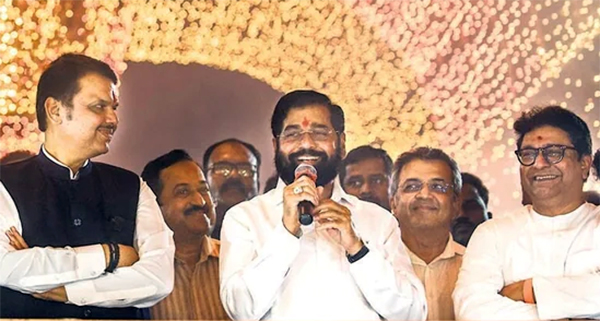 ರಾಜ್ ಠಾಕ್ರೆ ಪಕ್ಷದ ಕಾರ್ಯಕ್ರಮದಲ್ಲಿ ಮಹಾರಾಷ್ಟ್ರ ಸಿಎಂ, ಡಿಸಿಎಂ!