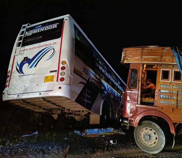 ಉಪ್ಪಳ: ಖಾಸಗಿ ಬಸ್ - ಲಾರಿ ನಡುವೆ ಢಿಕ್ಕಿ; ಸುಮಾರು 20 ಮಂದಿಗೆ ಗಾಯ