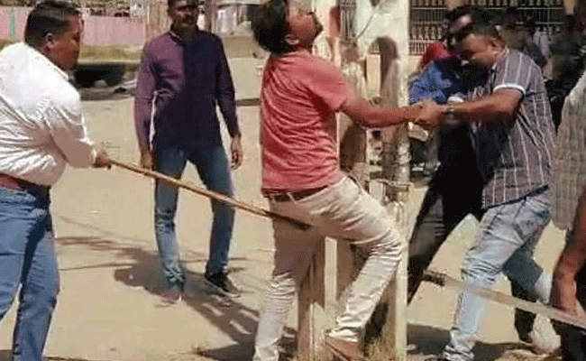 ಕಂಬಕ್ಕೆ ಕಟ್ಟಿ ಸಾರ್ವಜನಿಕವಾಗಿ ಥಳಿತ: ಪೊಲೀಸ್‌ ಅಧಿಕಾರಿಗಳಿಗೆ ನೋಟಿಸ್‌ ಜಾರಿ ಮಾಡಿದ ಗುಜರಾತ್‌ ಹೈಕೋರ್ಟ್‌