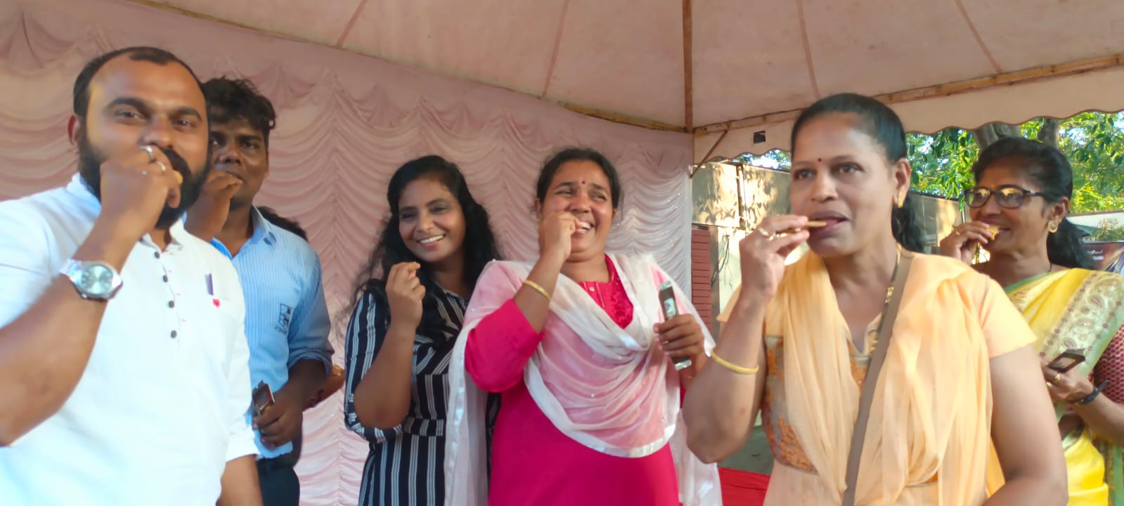 ಸೂರ್ಯಗ್ರಹಣದ ಮೌಢ್ಯಕ್ಕೆ ಸಡ್ಡು: ಸಾರ್ವಜನಿಕವಾಗಿ ಆಹಾರ ಸೇವಿಸಿ ಸಂಭ್ರಮ