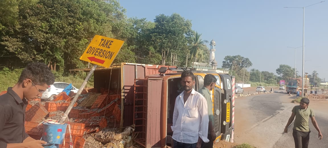 ಕಾಪು: ಮೀನು ಸಾಗಾಟದ ಲಾರಿ ಪಲ್ಟಿ