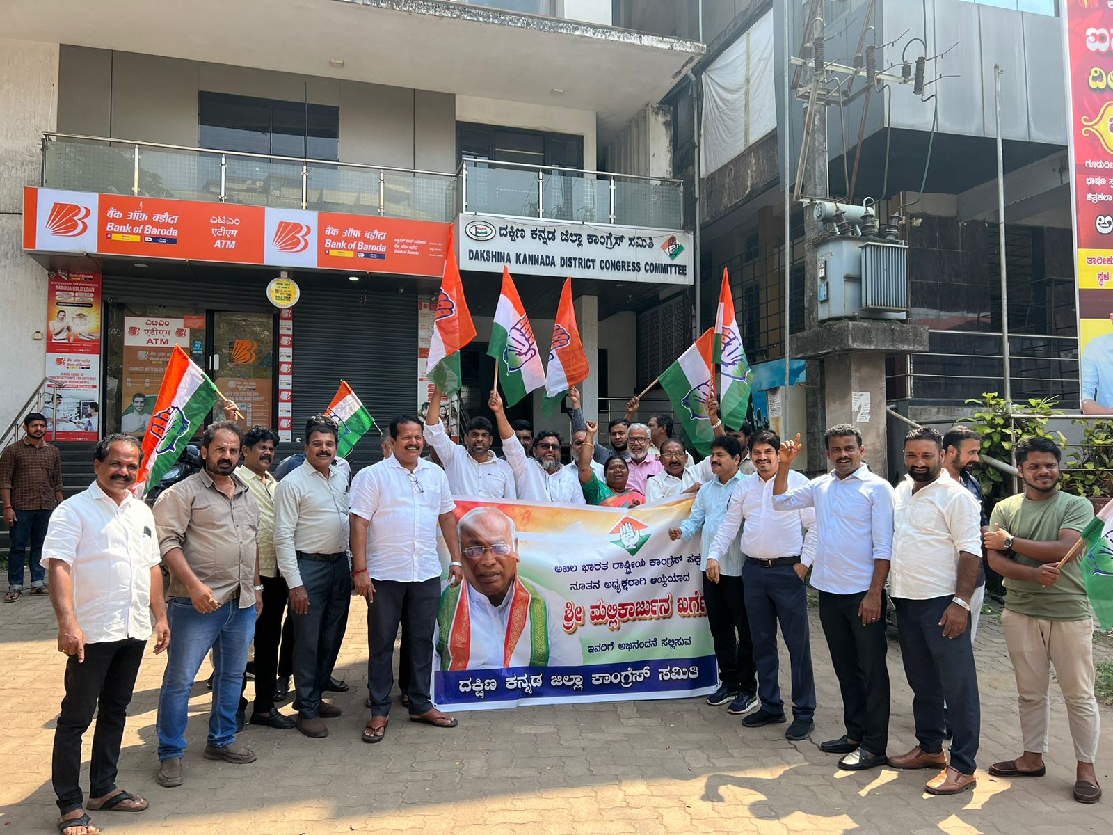 ಎಐಸಿಸಿ ನೂತನ ಅಧ್ಯಕ್ಷರ ಅಧಿಕಾರ ಸ್ವೀಕಾರ: ದ.ಕ.ಜಿಲ್ಲಾ ಕಾಂಗ್ರೆಸ್‌ನಿಂದ ಸಂಭ್ರಮ ಆಚರಣೆ