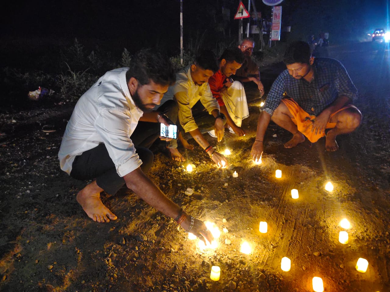 ಬೆಳ್ತಂಗಡಿ:  ರಸ್ತೆ ಗುಂಡಿಗಳಲ್ಲಿ ದೀಪಾವಳಿ ಆಚರಿಸಿ ವಿನೂತನ ಪ್ರತಿಭಟನೆ