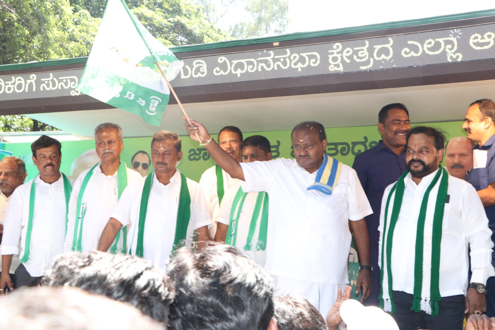 ಬೆಂಗಳೂರು: ಜೆಡಿಎಸ್ ಪಂಚರತ್ನ ರಥಯಾತ್ರೆಗೆ ಸಾಂಕೇತಿಕ ಚಾಲನೆ ನೀಡಿದ ಮಾಜಿ ಸಿಎಂ ಕುಮಾರಸ್ವಾಮಿ