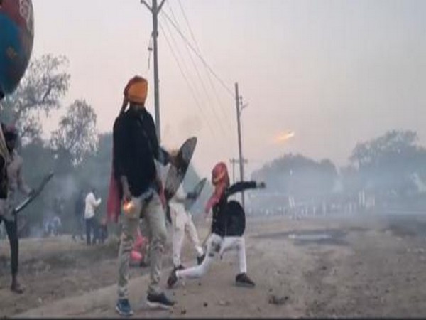 ಮ.ಪ್ರ:‘ಬೆಂಕಿಯುಂಡೆ ಯುದ್ಧ’ದಲ್ಲಿ 30 ಜನರಿಗೆ ಗಾಯ; ಏನಿದು ಆಚರಣೆ?