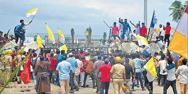 ಅದಾನಿ ಬಂದರು ವಿರುದ್ಧದ ಪ್ರತಿಭಟನೆ 100ನೇ ದಿನಕ್ಕೆ, ದೋಣಿಗೆ ಬೆಂಕಿ