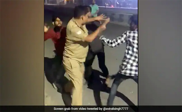 ಉತ್ತರ ಪ್ರದೇಶ: ಹೆಡ್ ಕಾನ್‍ಸ್ಟೇಬಲ್‌ಗೆ ತಂಡದಿಂದ ಹಲ್ಲೆ; ಕಾರಣವೇನು ಗೊತ್ತೇ ?