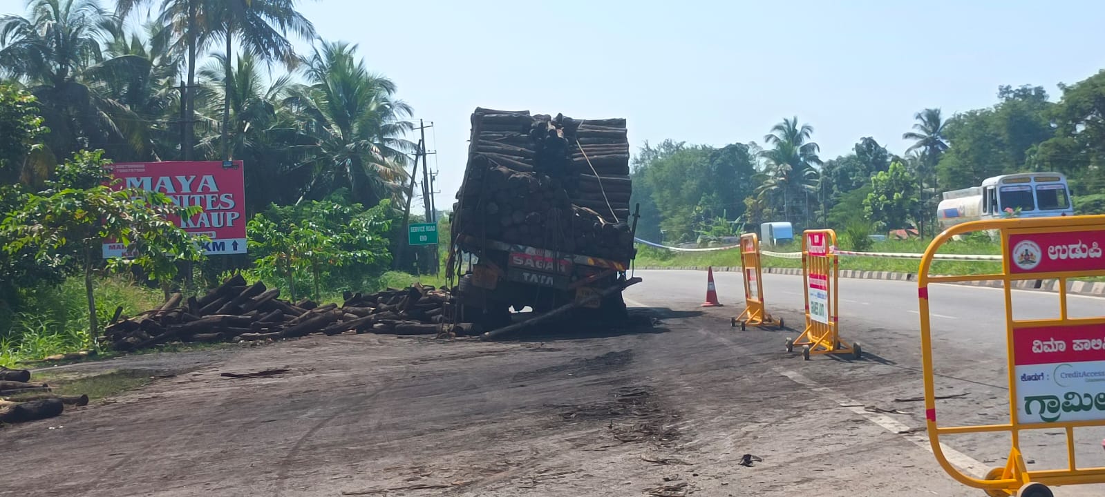 ಕಾಪು: ಮರದ ದಿಮ್ಮಿ ಸಾಗಾಟದ ಲಾರಿಗೆ ಬೆಂಕಿ