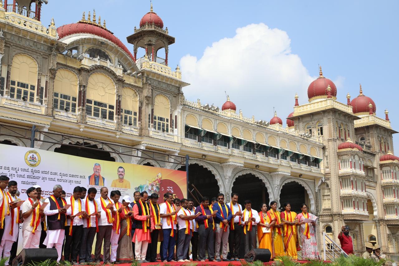 ಮೈಸೂರು ಅರಮನೆ ಮುಂಭಾಗದಲ್ಲಿ ಮೊಳಗಿದ ಕೋಟಿ ಕಂಠ ಗಾಯನ