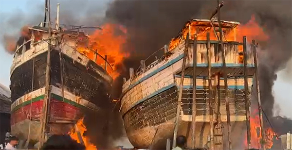 ಮಂಗಳೂರು: ಸರಕು ಸಾಗಾಟದ ಮೂರು ಸಣ್ಣ ಹಡಗುಗಳು ಬೆಂಕಿಗೆ ಆಹುತಿ