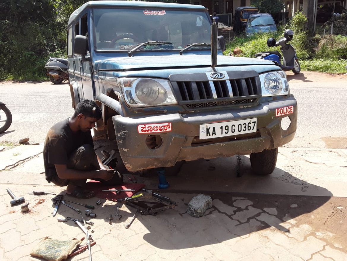 ಉಪ್ಪಿನಂಗಡಿ: ಕಳಚಿದ ಪೊಲೀಸ್ ಜೀಪು ಚಕ್ರ; ಆರೋಪಿ ಸಹಿತ ಪೊಲೀಸರು ಪಾರು