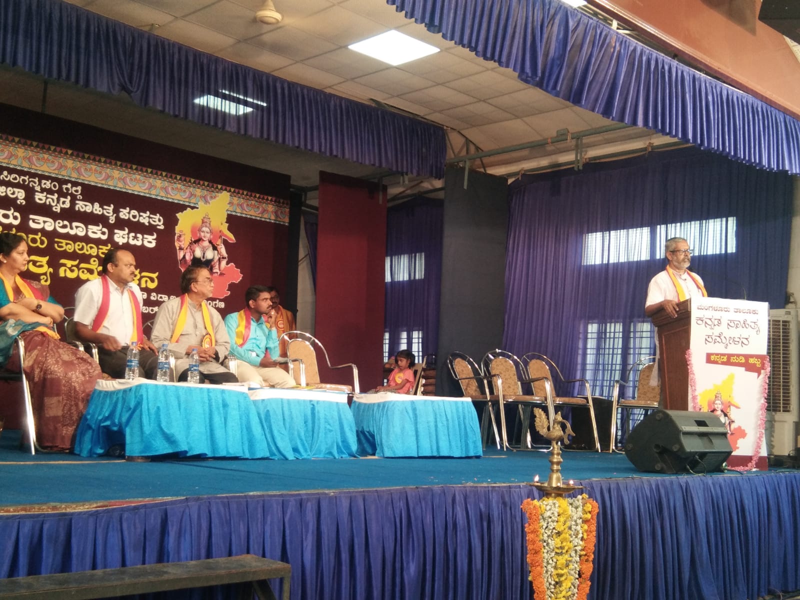 ಪರಸ್ಪರ ದ್ವೇಷವಿಲ್ಲದೆ ನ್ಯಾಯದ ದಾರಿಯಲ್ಲಿ ಬದುಕುವ ಸಂದೇಶವನ್ನು ರಂಗ ಭೂಮಿ ಸಮರ್ಥವಾಗಿ ನೀಡುತ್ತದೆ: ಶಶಿಧರ ಬಾರಿಘಾಟ್