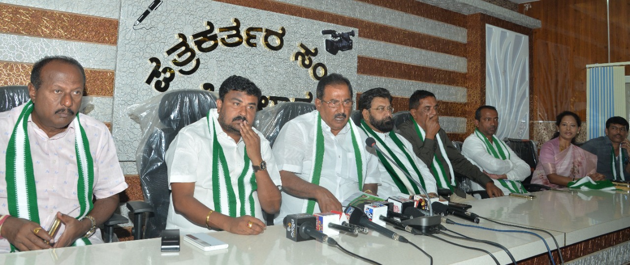 ಎಚ್.ಡಿ. ಕುಮಾರಸ್ವಾಮಿ ಕೋಲಾರ ವಿಧಾನಸಭಾ ಕ್ಷೇತ್ರದಿಂದ ಸ್ಪರ್ಧಿಸುವಂತೆ ಒತ್ತಾಯ ಎಚ್.ಡಿ. ಕುಮಾರಸ್ವಾಮಿ ಕೋಲಾರ ವಿಧಾನಸಭಾ ಕ್ಷೇತ್ರದಿಂದ ಸ್ಪರ್ಧಿಸುವಂತೆ ಒತ್ತಾಯ