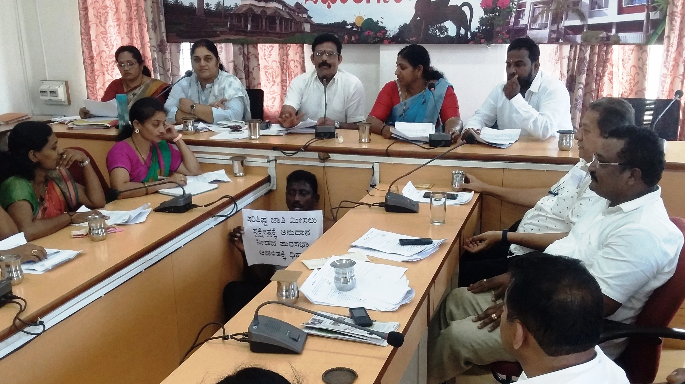 ಮೂಡುಬಿದಿರೆ: ಅನುದಾನ ಬಿಡುಗಡೆಯಲ್ಲಿ ತಾರತಮ್ಯ ಆರೋಪ; ಅಂಗಿ ಕಳಚಿ ಪ್ರತಿಭಟಿಸಿದ ಪುರಸಭೆ ಸದಸ್ಯ