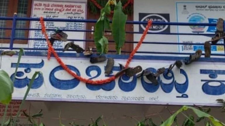 ದೇವನಹಳ್ಳಿ: ಗ್ರಾಮ ಪಂಚಾಯತ್ ಕಟ್ಟಡಕ್ಕೆ ಚಪ್ಪಲಿ ಹಾರ ಹಾಕಿದ ನೌಕರ!