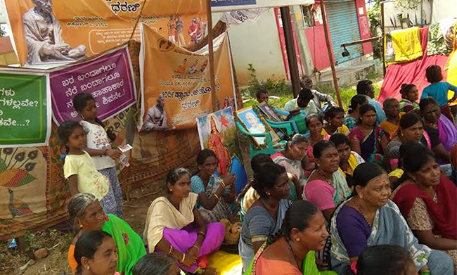 ಬೀದಿಪಾಲಾಗಿರುವ 90 ಅಲೆಮಾರಿ ಕುಟುಂಬಗಳು; ನಿವೇಶನಕ್ಕಾಗಿ ಆಗ್ರಹಿಸಿ ಅಹೋರಾತ್ರಿ ಧರಣಿ