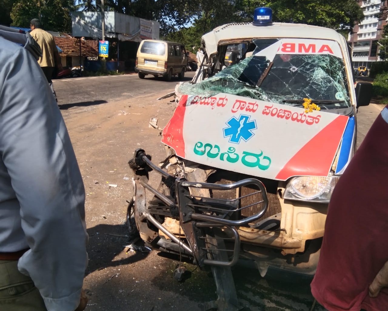 ಮಂಗಳೂರು: ಬಸ್-ಆ್ಯಂಬುಲೆನ್ಸ್ ಮಧ್ಯೆ ಅಪಘಾತ; ಚಾಲಕ, ರೋಗಿ ಸಹಿತ ನಾಲ್ವರಿಗೆ ಗಾಯ