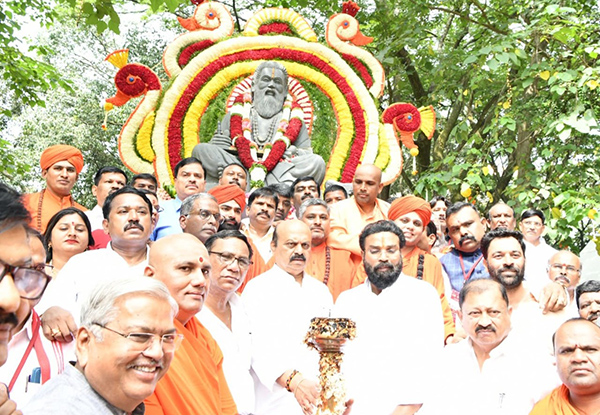 ಮಹರ್ಷಿ ವಾಲ್ಮೀಕಿ ಪ್ರತಿಮೆಗೆ ಸಿಎಂ ಬಸವರಾಜ ಬೊಮ್ಮಾಯಿ ಮಾಲಾರ್ಪಣೆ