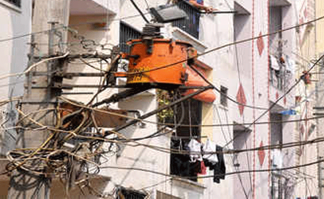 ವಿದ್ಯುತ್ ತಂತಿ ಸ್ಪರ್ಶಿಸಿ ಮೂವರು ಮಕ್ಕಳು ಸೇರಿದಂತೆ ಐವರು ಮೃತ್ಯು