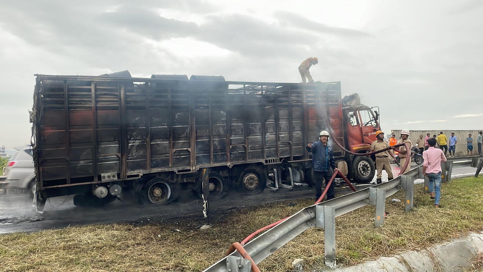 ಬೆಂಗಳೂರು: ಹೊತ್ತಿ ಉರಿದ ಕ್ಯಾಂಟರ್; ಚಾಲಕ ಪಾರು