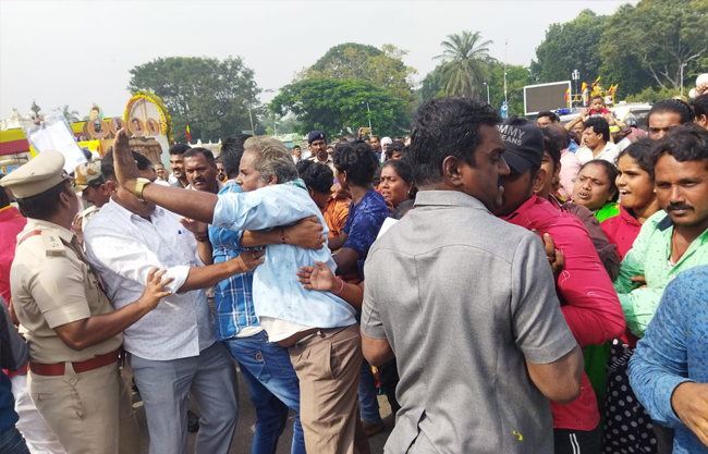 ಕನ್ನಡ ರಾಜ್ಯೋತ್ಸವ ಆಚರಣೆ ವೇಳೆ ಸಚಿವ ಎಸ್.ಟಿ.ಸೋಮಶೇಖರ್ ಗೆ ಮುತ್ತಿಗೆ, ಮಹಿಳೆಯರು ಸೇರಿ ಹಲವರು ವಶಕ್ಕೆ