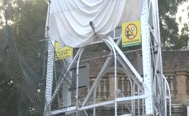 ಗುಜರಾತ್‌ ಸೇತುವೆ ದುರಂತ: ಪ್ರಧಾನಿ ಮೋದಿ ಭೇಟಿಗೂ ಮುನ್ನ ನಿರ್ವಹಣಾ ಕಂಪೆನಿಯ ನಾಮ ಫಲಕವನ್ನು ಮುಚ್ಚಿದ ಅಧಿಕಾರಿಗಳು