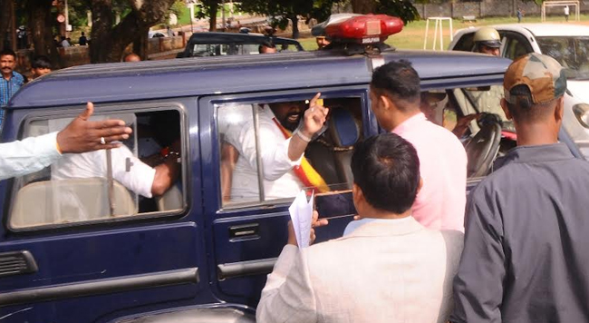 ಚಿಕ್ಕಮಗಳೂರು | ಕಾರ್ಮಿಕರ ಮೇಲೆ ದೌರ್ಜನ್ಯ ಪ್ರಕರಣ: ಅಹೋರಾತ್ರಿ ಧರಣಿ ನಡೆಸುತ್ತಿದ್ದವರ ಬಂಧನ