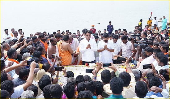 ಕೆಂಪೇಗೌಡ ಪ್ರತಿಮೆ: ಮುಡುಕುತೊರೆಯಲ್ಲಿ ಶ್ರೀಪುರುಷನ ಸಮಾಧಿಯಿಂದ ಮೃತ್ತಿಕೆ ಸಂಗ್ರಹ