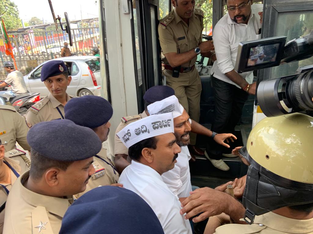 ಪ್ರತಿ ತಿಂಗಳು ಮೋದಿ ಬೆಂಗಳೂರಿಗೆ ಬರಲಿ ಎಂದು ಆಗ್ರಹಿಸಿ ಚಳವಳಿ ನಡೆಸಿದ ಆಪ್ ಮುಖಂಡರ ಬಂಧನ