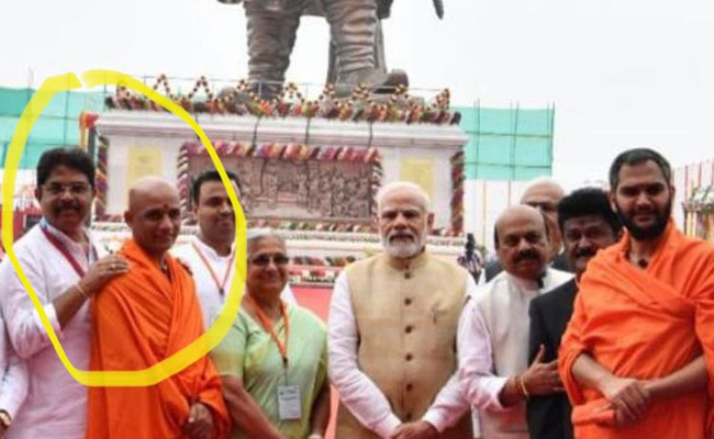 ಆದಿಚುಂಚನಗಿರಿ ಶ್ರೀಗಳ ಹೆಗಲ ಮೇಲೆ ಕೈ ಹಾಕಿದ ಸಚಿವ ಅಶೋಕ್: ಫೋಟೋ ವೈರಲ್, ಸಾಮಾಜಿಕ ಜಾಲತಾಣದಲ್ಲಿ ಟೀಕೆ ಆದಿಚುಂಚನಗಿರಿ ಶ್ರೀಗಳ ಹೆಗಲ ಮೇಲೆ ಕೈ ಹಾಕಿದ ಸಚಿವ ಅಶೋಕ್: ಫೋಟೋ ವೈರಲ್, ಸಾಮಾಜಿಕ ಜಾಲತಾಣದಲ್ಲಿ ಟೀಕೆ