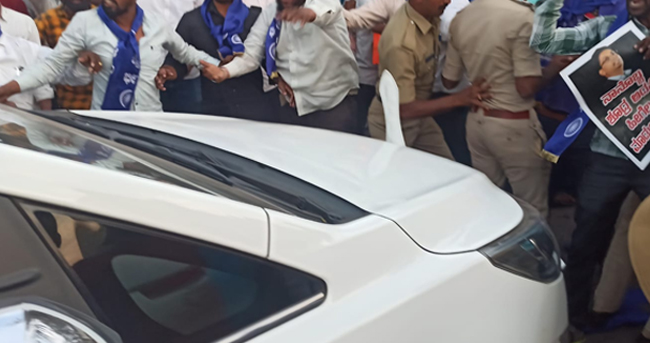 BJP ಸಂಸದ ಈರಣ್ಣ ಕಡಾಡಿ ಕಾರಿಗೆ ಮುತ್ತಿಗೆ ಪ್ರಕರಣ: 18 ಜನರ ವಿರುದ್ಧ FIR