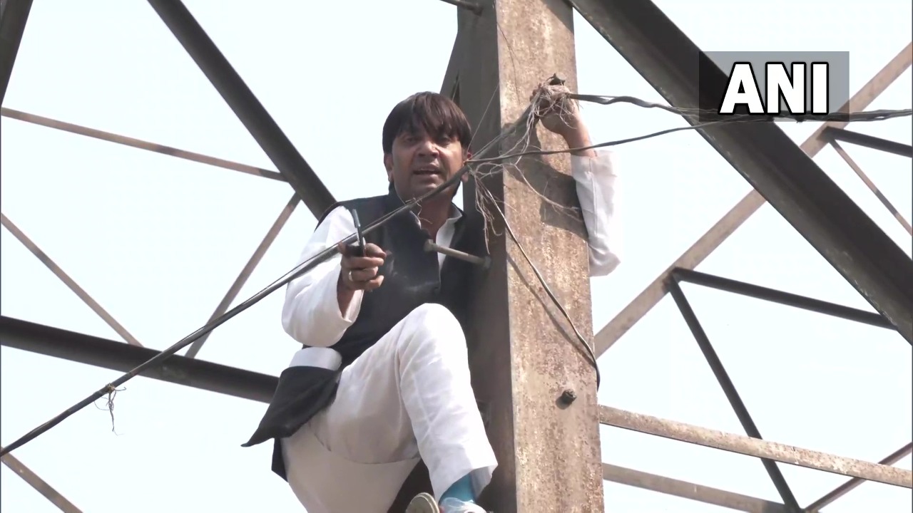 ​ದಿಲ್ಲಿ ಮನಪಾ ಚುನಾವಣೆಗೆ ಟಿಕೆಟ್ ಸಿಕ್ಕಿಲ್ಲವೆಂದು ದೂರವಾಣಿ ಟವರ್ ಹತ್ತಿ ಕುಳಿತ ಆಪ್ ನಾಯಕ