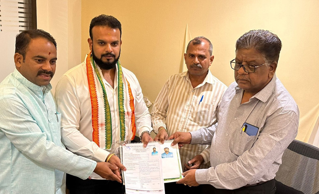 ವಿಧಾನಸಭೆ ಚುನಾವಣೆಗೆ ಸ್ಪರ್ಧಿಸಲು ಕಾಂಗ್ರೆಸ್ ಟಿಕೆಟ್ಗೆ ಅರ್ಜಿ ಸಲ್ಲಿಸಿದ ಸಿನೆಮಾ ನಿರ್ಮಾಪಕ ಉಮಾಪತಿ ಗೌಡ ವಿಧಾನಸಭೆ ಚುನಾವಣೆಗೆ ಸ್ಪರ್ಧಿಸಲು ಕಾಂಗ್ರೆಸ್ ಟಿಕೆಟ್ಗೆ ಅರ್ಜಿ ಸಲ್ಲಿಸಿದ ಸಿನೆಮಾ ನಿರ್ಮಾಪಕ ಉಮಾಪತಿ ಗೌಡ