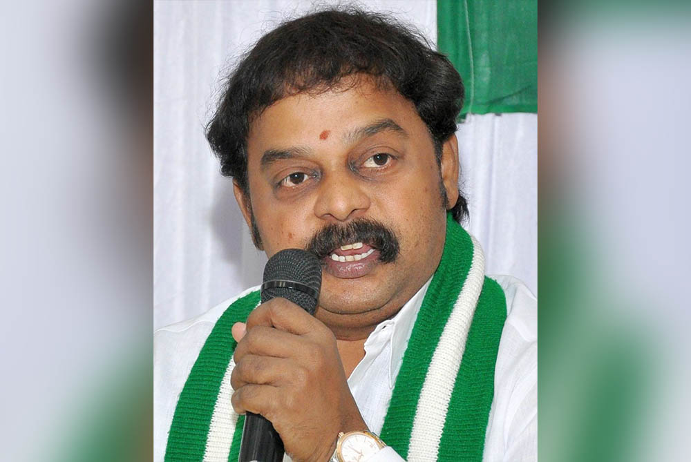 ರಸ್ತೆಗುಂಡಿ ಮುಚ್ಚದ ಅಧಿಕಾರಿಗಳನ್ನು ಅಮಾನತು ಮಾಡುವಂತೆ ಟಿ.ಎ. ಶರವಣ ಆಗ್ರಹ