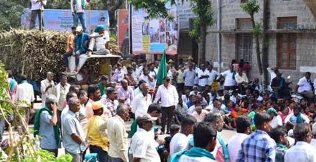 ಮಂಡ್ಯ | ಕಬ್ಬು ದರ ನಿಗದಿಗೆ ನಿರ್ಲಕ್ಷ್ಯ: ಡಿಸಿ ಕಚೇರಿಗೆ ಮುತ್ತಿಗೆ ಹಾಕಿದ ರೈತರು