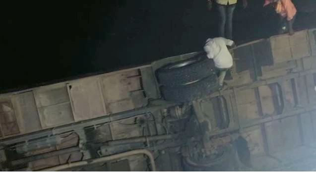 ಪಾವಗಡ | ಉರುಳಿಬಿದ್ದ ಖಾಸಗಿ ಬಸ್: ಹಲವು ಮಂದಿ ಕಾರ್ಮಿಕರಿಗೆ ಗಾಯ