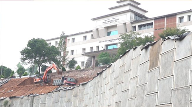 ಮಡಿಕೇರಿ: ಜಿಲ್ಲಾಧಿಕಾರಿ ಕಚೇರಿಯ ತಡೆಗೋಡೆ ದುರಸ್ತಿ ಕಾರ್ಯ ಆರಂಭ