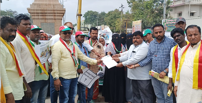 ಕೊಪ್ಪಳ: ನಿರುದ್ಯೋಗ, ಬೆಲೆ ಏರಿಕೆ ಖಂಡಿಸಿ ವೆಲ್ಫೇರ್ ಪಾರ್ಟಿ ಆಫ್ ಇಂಡಿಯಾ ಪ್ರತಿಭಟನೆ