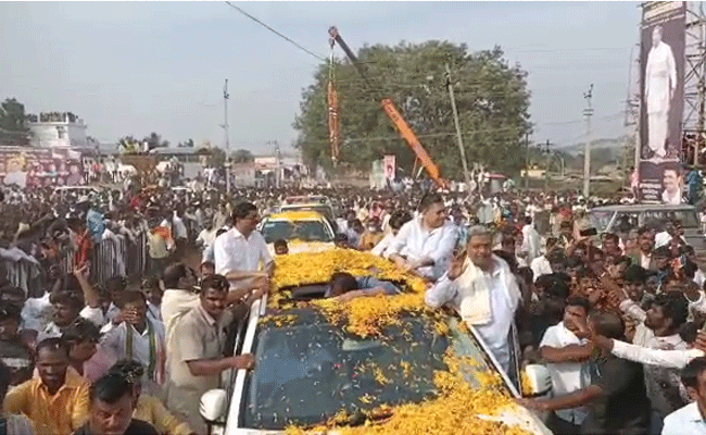 ಕೊಪ್ಪಳ: ವಿಪಕ್ಷ ನಾಯಕ ಸಿದ್ಧರಾಮಯ್ಯನವರನ್ನು ನೋಡಲು ಮುಗಿಬಿದ್ದ ಜನತೆ